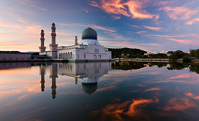 哥打京那巴鲁市清真寺日出时在沙巴州，东马来西亚婆罗洲的思考