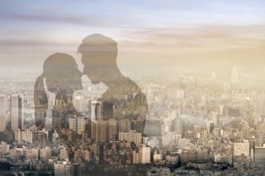 對亞裔夫婦擁抱