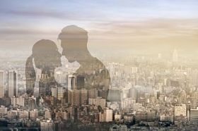 对亚裔夫妇拥抱