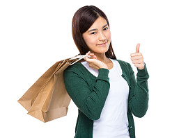 女人用购物袋和拇指向上图片