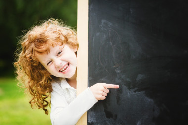 回到学校。女孩在黑板上。教育的概念。地方 f