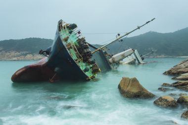 与日落背景蓝色色调在深海沉船