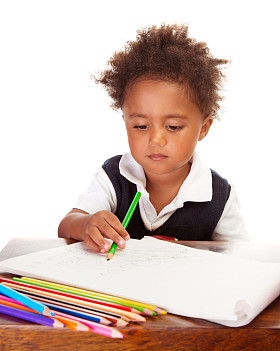 小小的黑色男生图片