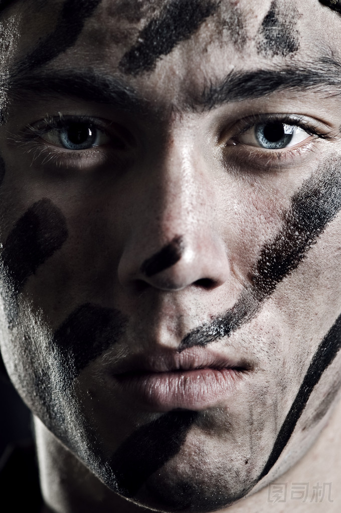 年輕的士兵的肖像照片