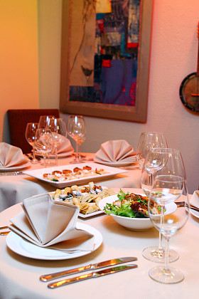 宴会桌与小吃图片