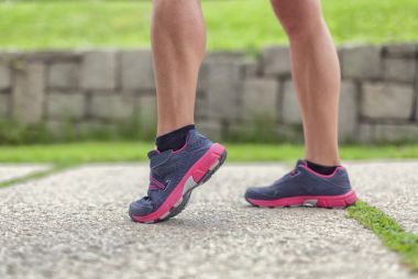 特寫雙腿的女性的沃克在公園