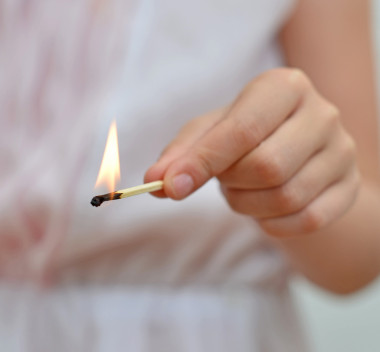 女孩玩火柴。在家里危險(xiǎn)的局勢(shì)