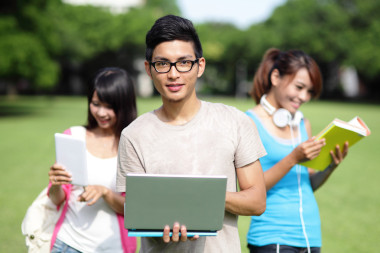 快樂(lè)的大學(xué)生使用計(jì)算機(jī)