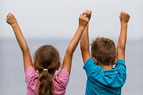 孩子们举起双手