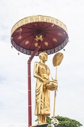 克鲁巴 srivijaya 在泰国寺的雕塑