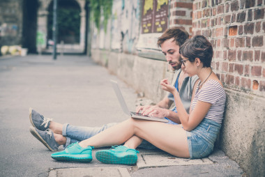 几个朋友的年轻男人和女人使用便携式计算机