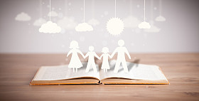 纸板的数字家庭中已打开的书的