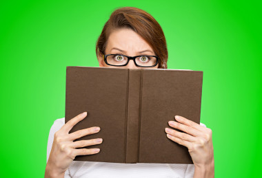 戴著眼鏡，她的臉龐在本書后面的女人