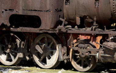 廢墟老火車(chē)表演車(chē)輪和車(chē)身生銹
