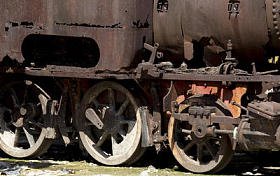 废墟老火车表演车轮和车身生锈