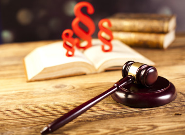 段落标志与法官木槌照片