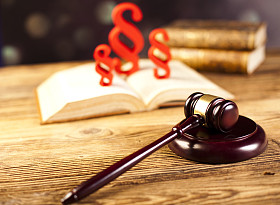 段落标志与法官木槌照片