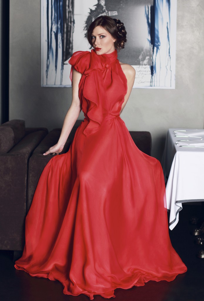 美丽性感的女人,美丽的妆容与红色长礼服的丝绸或薄纱大蝴蝶结的红色唇膏 美丽性感的女人,美丽的妆容与红色长礼服的丝绸或薄纱大蝴蝶结的红色唇膏