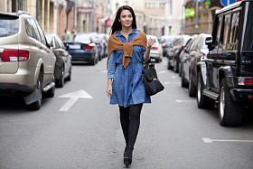 走在街上的年轻女子图片