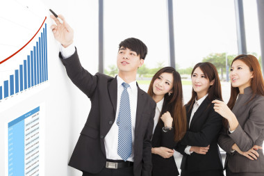 商界人士在办公室开会营销图片