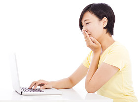 在一台笔记本电脑，在白色背景上孤立面前哭的女人