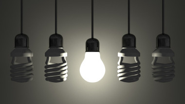 发光钨灯泡挂在