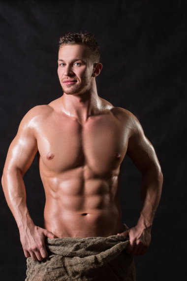 在一个袋子里的健美运动员