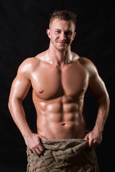 在一個(gè)袋子里的健美運(yùn)動(dòng)員