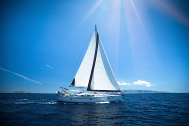 與白色風(fēng)帆船舶游艇照片