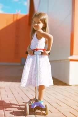 肖像積極的兒童滑板車上圖片