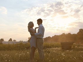 浪漫热恋中的情侣夏天傍晚日落