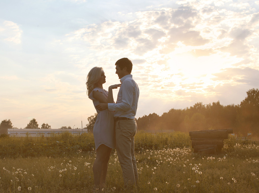 浪漫热恋中的情侣夏天傍晚日落