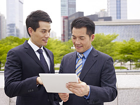 亚洲商人使用ipad