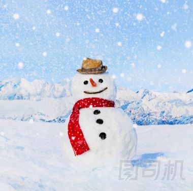 雪人在戶外在白色的風(fēng)景