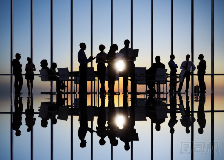 在會議的商務(wù)人士