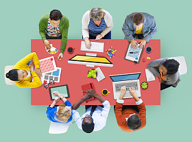 在办公室里工作的人