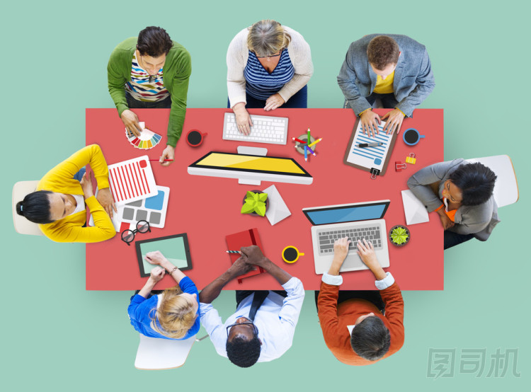 在辦公室里工作的人