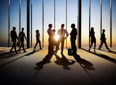 在建筑物內(nèi)部的商務(wù)人士