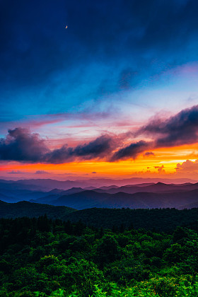 从 cowee 山俯瞰，blue ridge 大道上的日落 