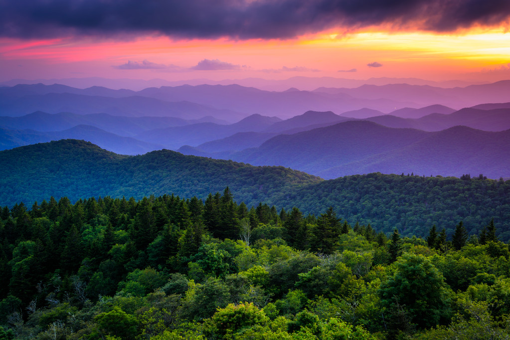 从 cowee 山俯瞰,blue ridge 大道上的日落  从 cowee 山俯瞰,blue ridge 大道上的日落
