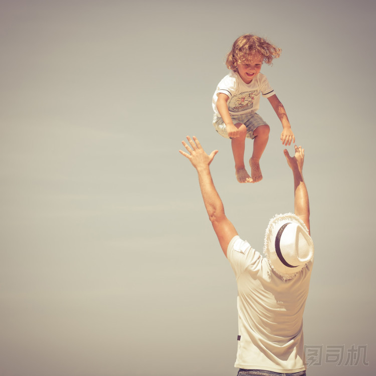 父親和兒子在沙灘上打了一天時(shí)間