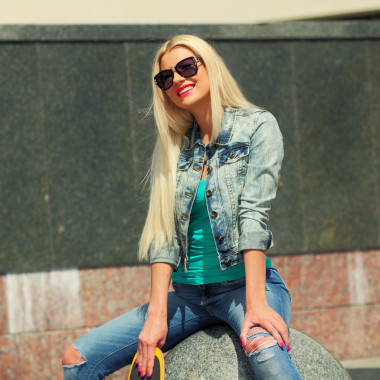 在与滑板的夹克的女孩