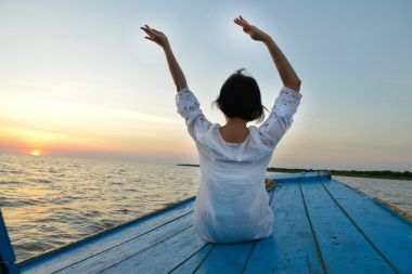 女人用木船做瑜伽