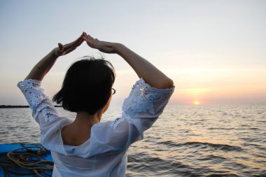 女人用木船做瑜伽