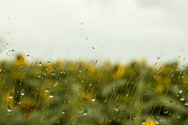 大雨落在窗口圖片