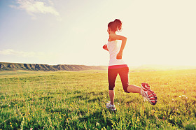 跑步运动员在草海边上运行.图片