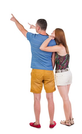 指向的年轻夫妇后视图照片