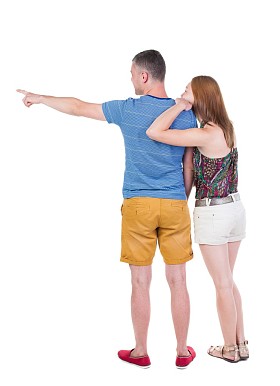 指向的年轻夫妇后视图