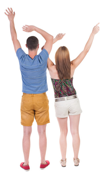 夫妇庆祝胜利举起手来.图片