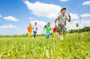 孩子们玩，在域中运行图片